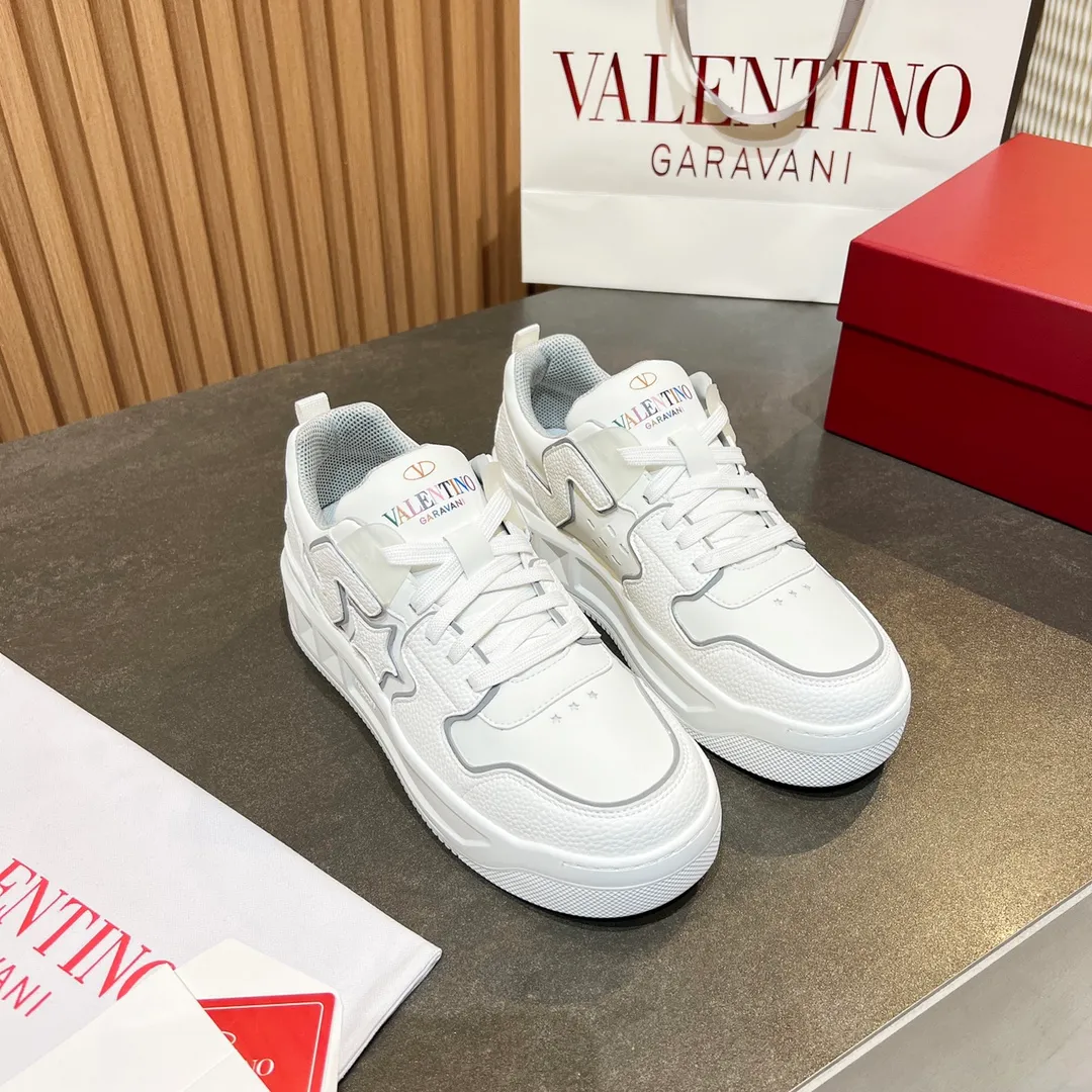 👟👟Ex-factory price 660👟👟 𝑽𝒂𝒍𝒆𝒏𝒕𝒊𝒏𝒐Valentino 𝑶𝒏𝒆𝑺𝒕𝒖𝒅 Couple casual sports shoes series Valentino 2024 new couple sports shoes are on sale. The original ZP was purchased and dismantled. Repeated pattern making and modification. I tried my best to restore it one to one! Top luxury masterpiece Signature five-pointed star design Soft and comfortable genuine leather with contrasting colors brings excellent and elegant texture and excellent on-foot comfort Top purchasing version upper: imported calfskin surface/original oil edge craftsmanship Outsole: original development 𝐓𝐏𝐔 two-color combination outsole Packaging: original configuration complete package Code number: 34-𝟒𝟓